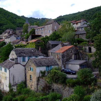 Le village de Pinet dans les Raspes du Tarn